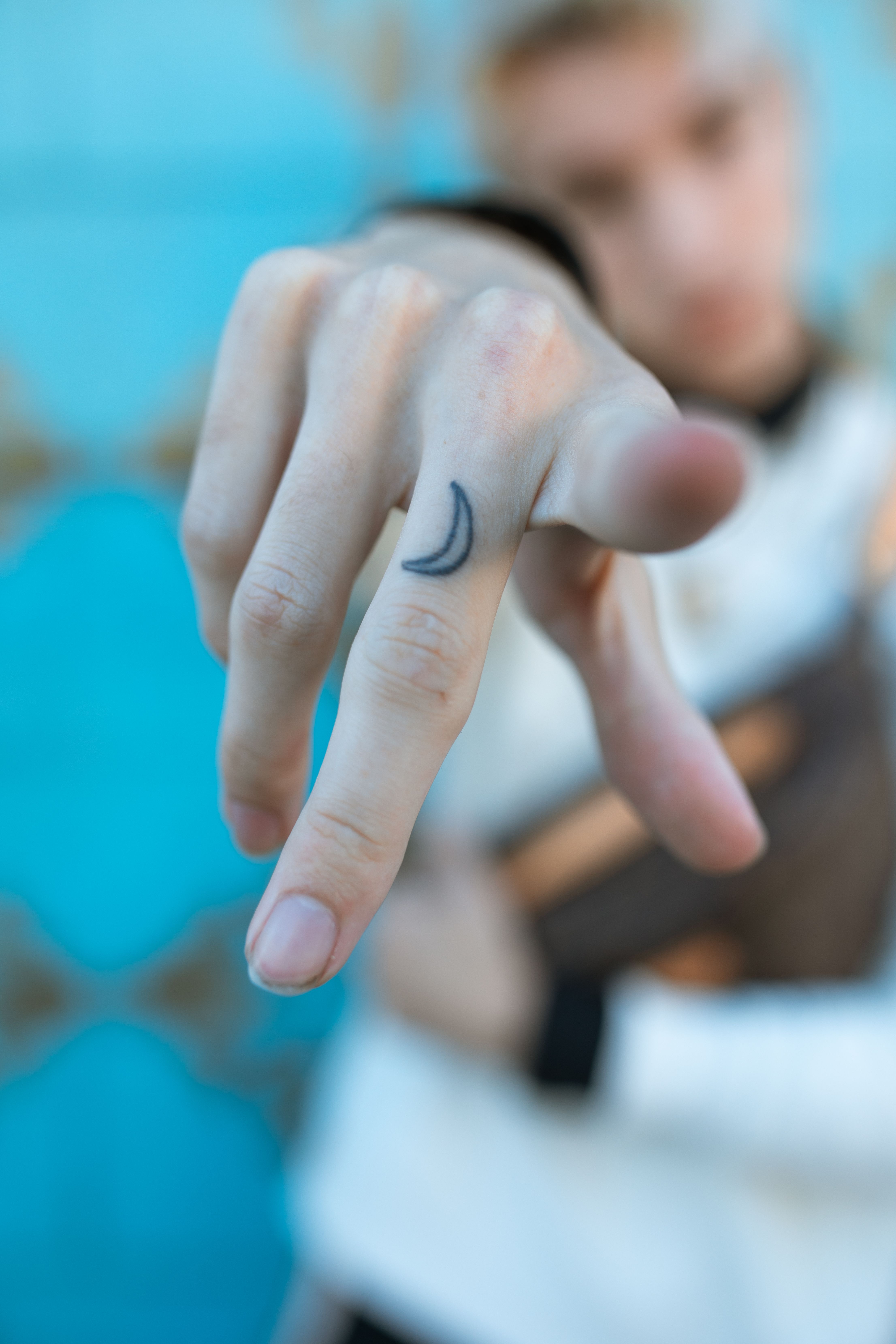 Aliança tatuada em casal — blackwork no dedo anelar